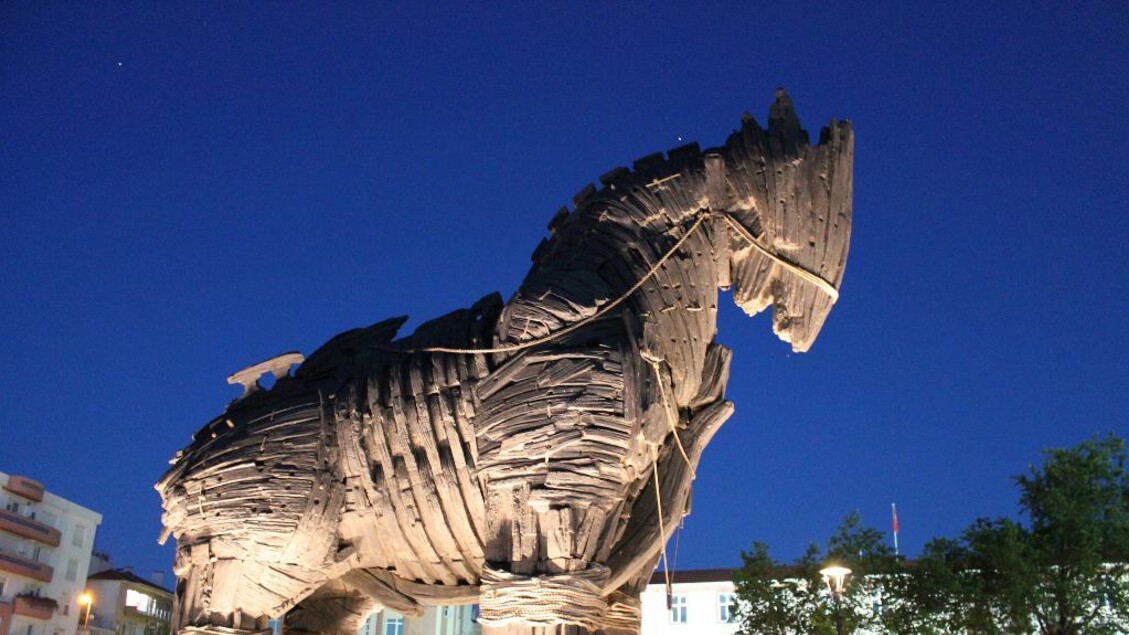 Turchia, un enorme cavallo in legno di omerica memoria allingresso del sito archeologico di Troia - ALL RIGHTS RESERVED