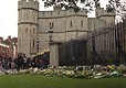 Castello di Windsor, centinaia di persone depongono fiori in memoria del principe Filippo © ANSA