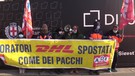 Protesta contro i tagli, addetti Dhl si incatenano a Milano(ANSA)