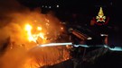Milano, maxi incendio in un piazzale di sosta, bruciano 20 auto(ANSA)
