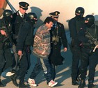 Majed Al Molqi  (C), uno degli esecutori del sequestro della nave Achille Lauro (ottobre 1995), all' arrivo all'  aeroporto di Ciampino, a Roma, dopo essere stato estradato oggi dalla Spagna © ANSA 