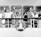 In questa immagine del 10 ottobre 1985,  alcuni passeggeri dell'Achille Lauro salutano dalal nave dopo la resa dei terroristi palestinesi © ANSA