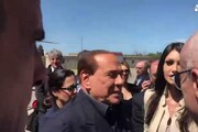 Berlusconi a ragazza: se stringi la mano cosi', non trovi marito