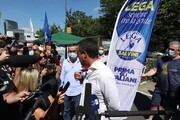 Scontro Salvini-Lucarelli sulla mascherina abbassata