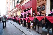 Femminicidio a Genova, 200 donne manifestano davanti al negozio di Clara