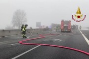 Autocisterna in fiamme, chiusa l'autostrada A1 a Lodi