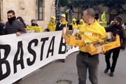Flash mob con lumache a Cagliari davanti a sede ente pagatore