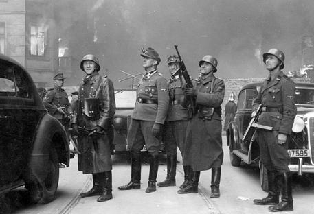 Truppe naziste nel ghetto di Varsavia in un'immagine di dominio pubblico tratta da Wikipedia © ANSA