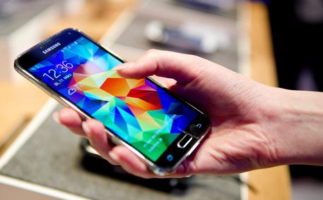 Samsung, nuovo indizio su smartphone 'pieghevole' © ANSA 
