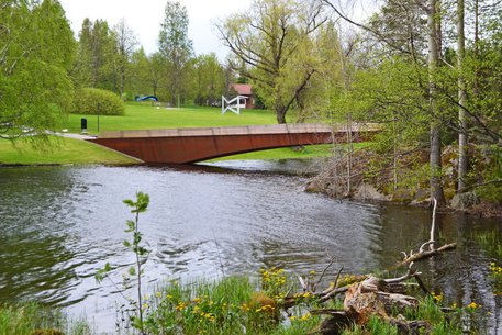 Il ponte in legno nel parco del museo da cui si raggiunge l’isola di Taavetinsaari © Ansa