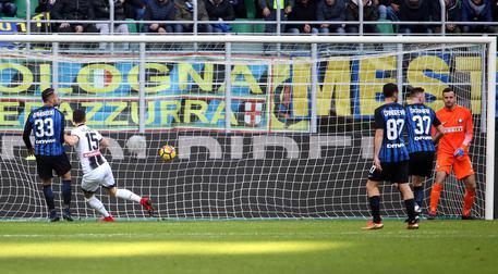 Inter-Udinese 0-1: al 14' del pt, Widmer ruba palla a Santon in area, il suo tiro di sinistro viene deviato sottoporta da Lasagna. © ANSA