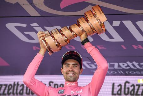 L'olandese Tom Dumoulin solleva il trofeo del vincitore del 100/mo Giro d'Italia lo scorso 28 maggio a Milano © ANSA 