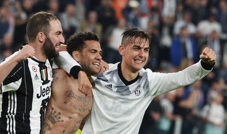 Gonzalo Higuain (s), Dani Alves (c) e Paulo Dybala (d) esultano alla fine di Juventus-Monaco, la Juve e' in finale © ANSA