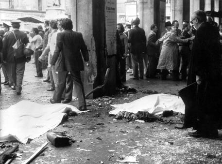 Una immagine del 28 maggio 1974 mostra le vittime dell'attentato coperta da lenzuoli a piazza della  Loggia a Brescia © ANSA
