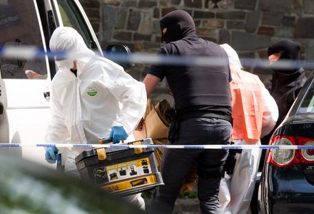 Bruxelles, la polizia porta via alcuni oggetti sequestrati in case di sospetti © EPA