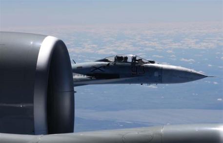 Le immagini mostrano un Su-27 avvicinarsi così vicino all'ala di un U.S. RC-135U © AP