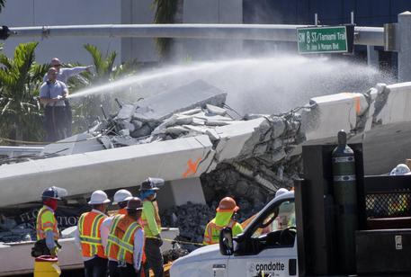 Il cavalcavia crollato a Miami © EPA