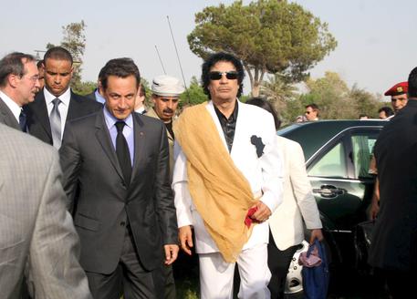 Nicolas Sarkozy e Muammar Gheddafi © EPA