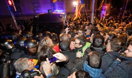 Incidenti a Barcellona dopo l'arresto dell'indipendentista catalano Jordi Turull © EPA