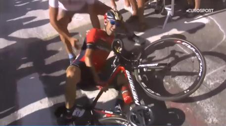 Il fermo immagine, tratto da un video di Eurosport, mostra la caduta di Vincenzo Nibali a pochi  chilometri dal traguardo dell'Alpe d'Huez durante il Tour, 19 luglio 2018. ANSA/FERMO IMMAGINE  EUROSPORT © ANSA