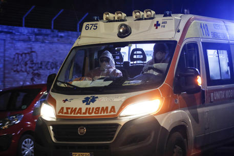 L'intervento di una ambulanza © ANSA