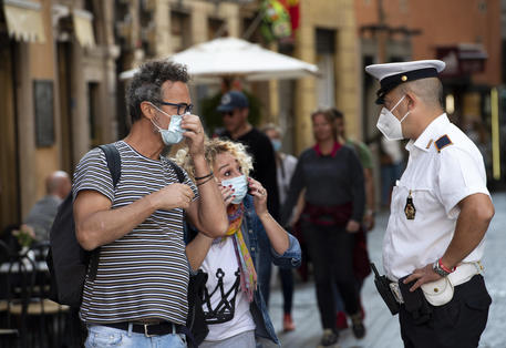 Un vigile invita ad indossare la mascherina a Fontana di Trevi © ANSA