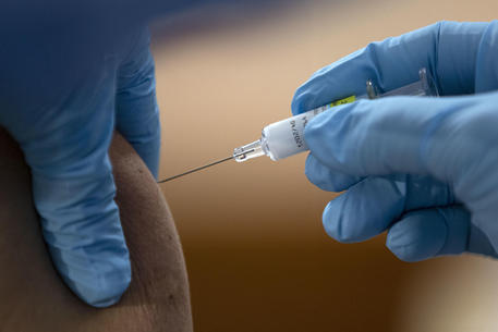 La somministrazione del vaccino © ANSA