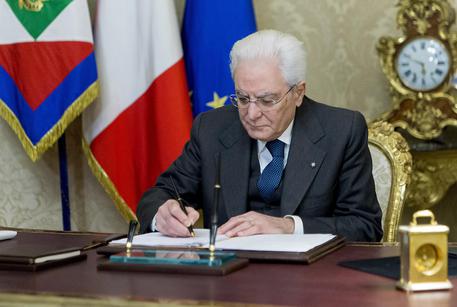 Mattarella firma decreto ristori (28 ottobre) © ANSA