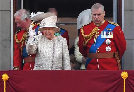 Il principe Andrea accanto alla madre, la regina Elisabetta © ANSA 