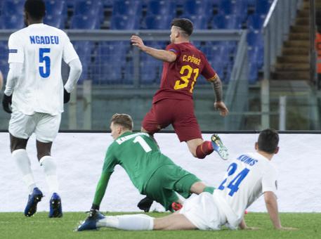 Roma-Gent 1-0: al 13' pt, Dzeko lancia in verticale Carlos Perez che si ritrova a tu per tu con Kaminski e lo infila con freddezza. © ANSA