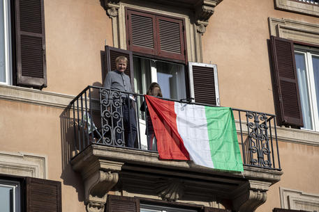 Il tricolore esposto in un balcone a Roma © ANSA