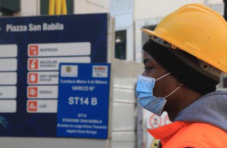 Operai con il volto coperto da mascherine sanitarie al lavoro nei cantieri della Metropolitana M4, Milano , 08 aprile 2020 © ANSA