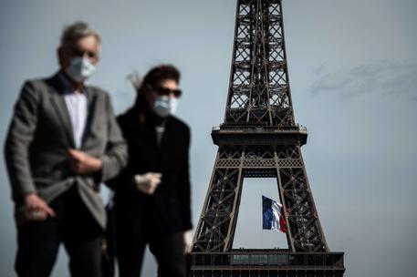 Un uomo e una donna con la mascherina a Parigi © AFP