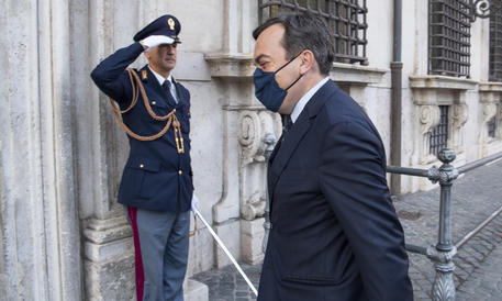 Il ministro degli Affari Europei Enzo Amendola entra a Palazzo Chigi per il vertice sul 5G © ANSA
