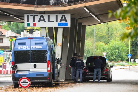 Posto de controle na fronteira entre Itália e Eslovênia