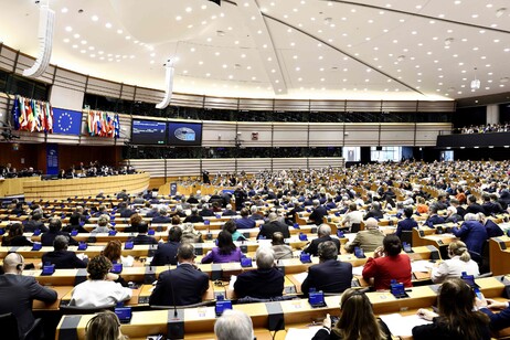 800 giovani invadono il Parlamento europeo. Metsola, "votate"