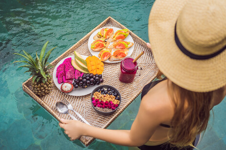 Un vassoio di frutta per un breakfast salutare in piscina foto iStock.