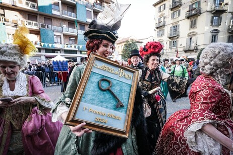 Desfile de fantasias no Carnaval de Turim, na Itália