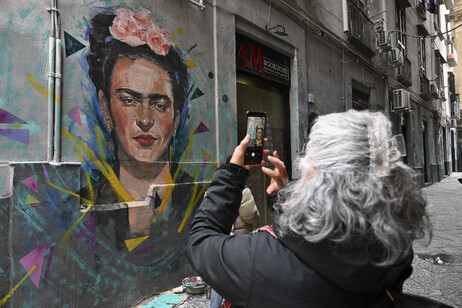 Murales en las calles de Nápoles dedicados a mujeres valientes, por el 8 de marzo (ANSA)
