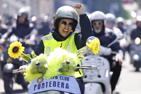 Via alla Vespa parade, in 15mila in sella al mito italiano