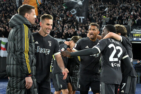 Milik marcou um gol no final da partida e classificou a Juventus para a decisão