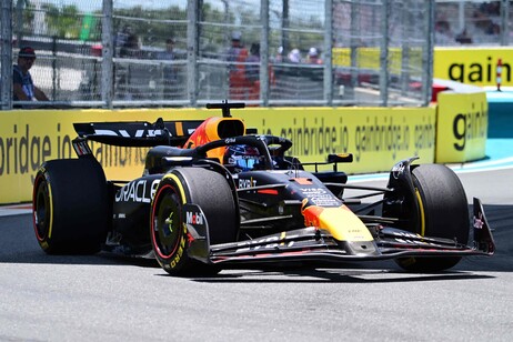 Max Verstappen em ação na pista de Miami