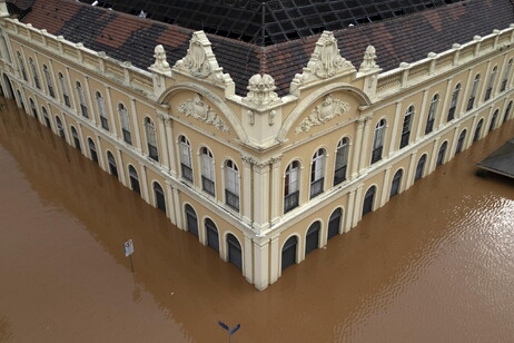 Mercado Público de Porto Alegre, no centro histórico da cidade, foi tomado pela água