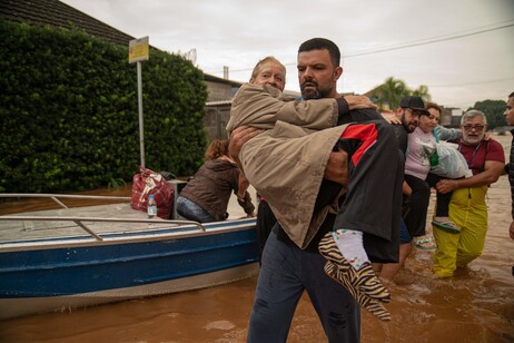 Resgate de pessoas ilhadas em Porto Alegre, capital do Rio Grande do Sul
