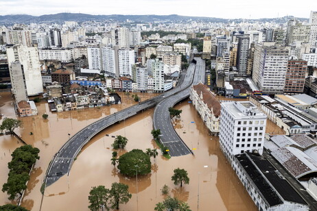 Vista aérea mostra inundação em Porto Alegre após cheia do lago Guaíba
