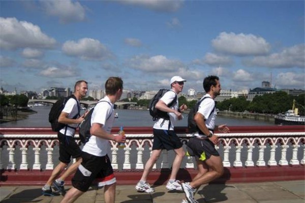 Scoprire Londra facendo jogging, con una guida/personal trainer 