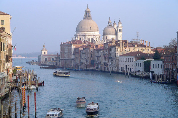 Venezia con i suoi canali e' stata scelta per piu' film di 007 con folli inseguimenti in motoscafo