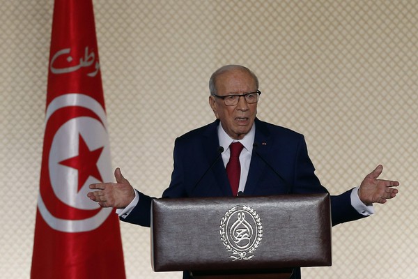 Tunisian President orders army to protect businesses