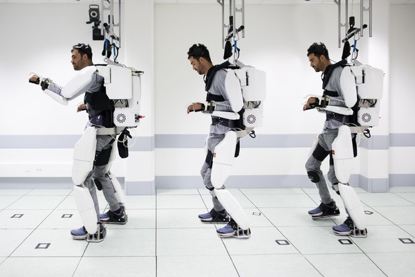 Uomo paralizzato cammina usando un esoscheletro col pensiero
