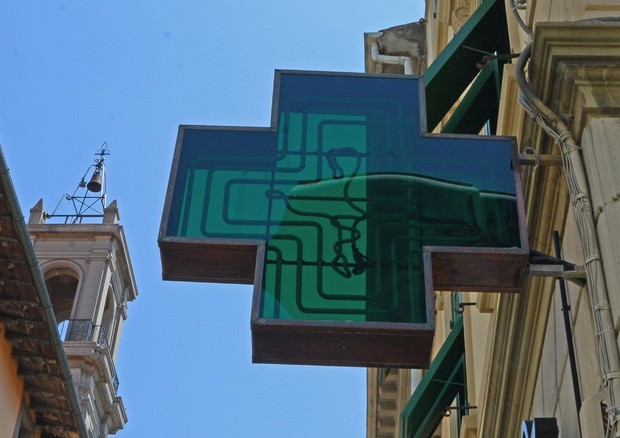 La croce verde di una farmacia in una foto d'archivio © ANSA